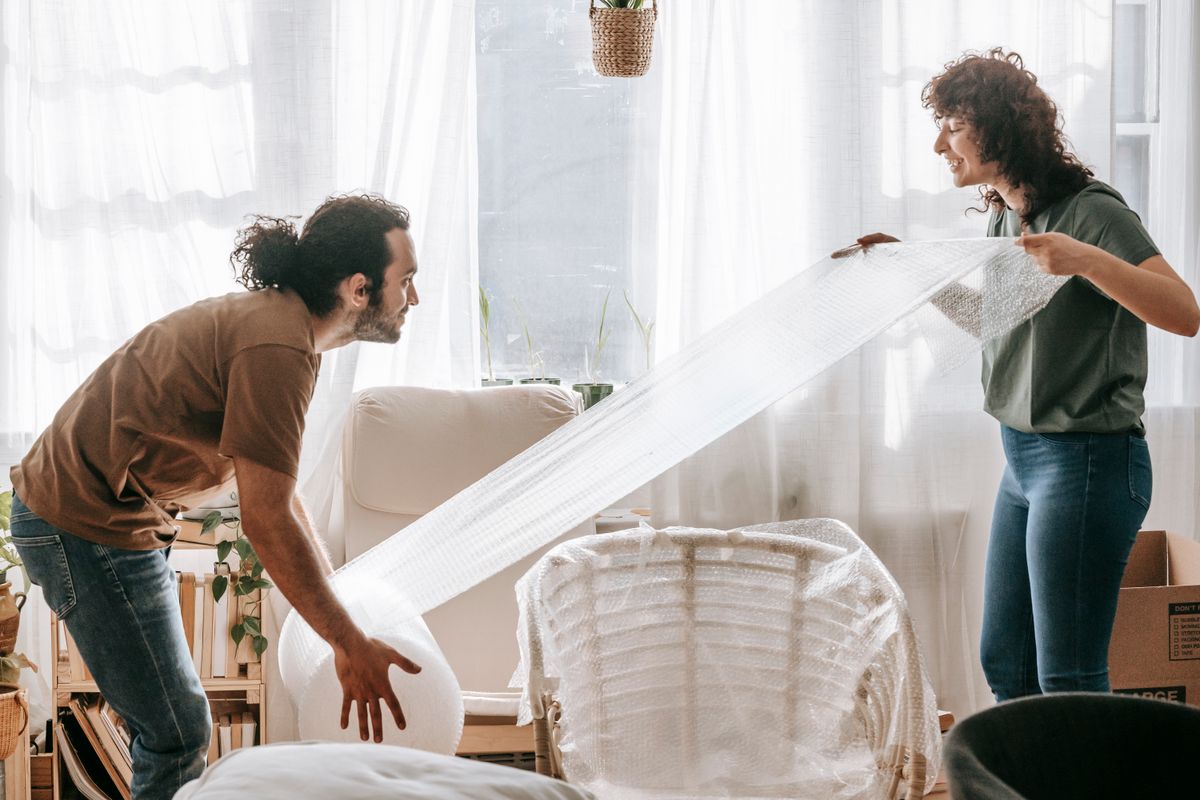 Equipo retirando muebles de un piso